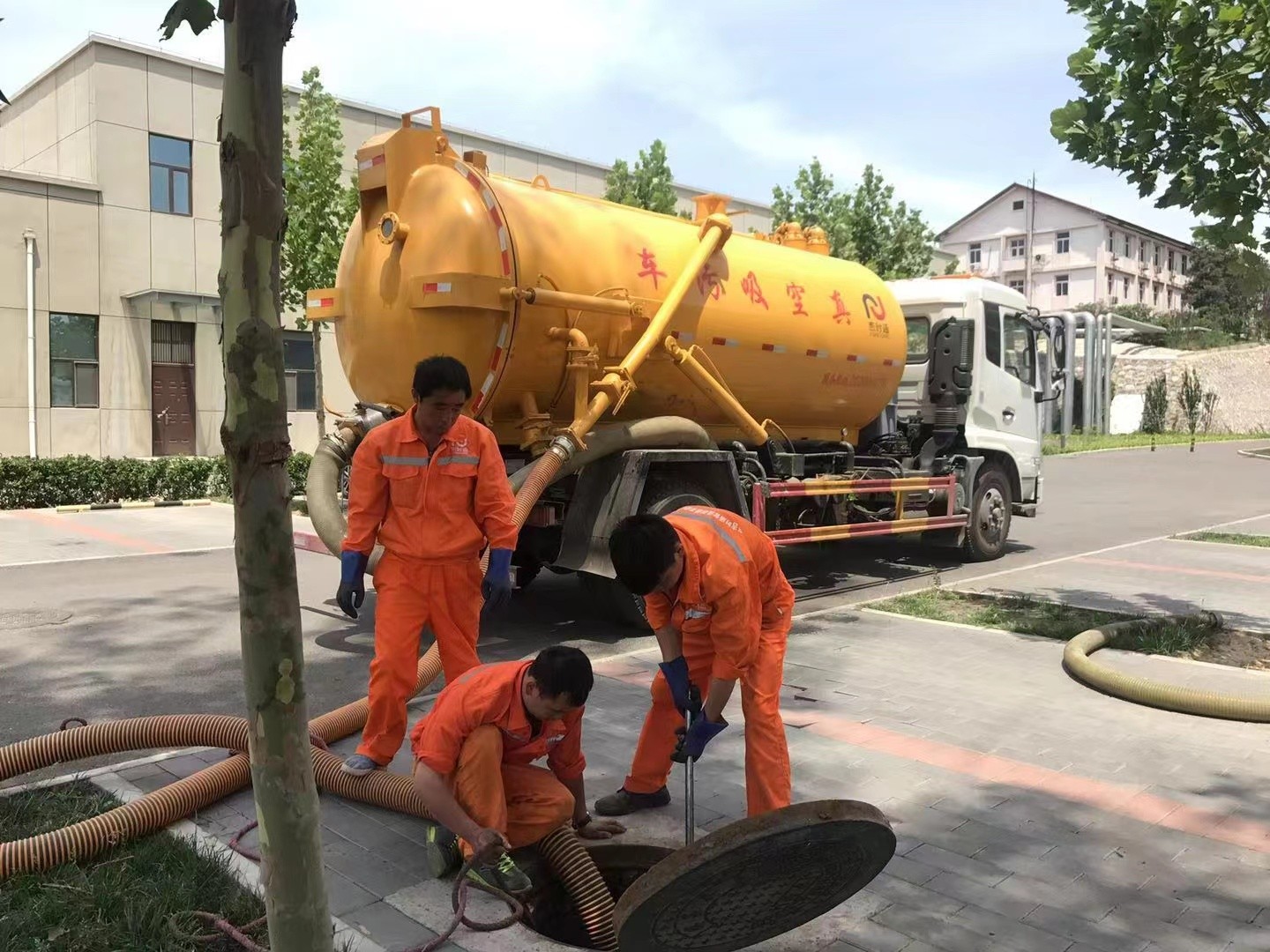 光坡镇化粪池清理与5-8吨吸粪车施工效率分析